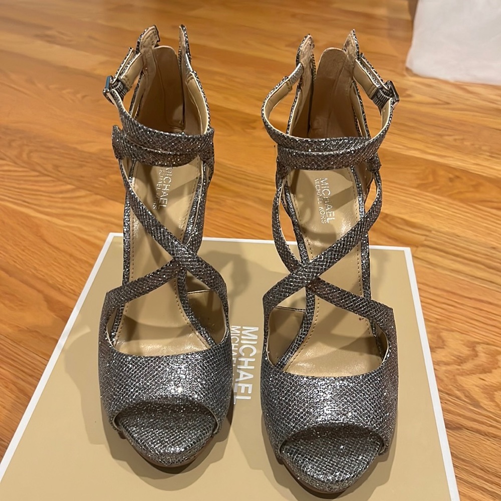 Micheal Kors silver strapy pump